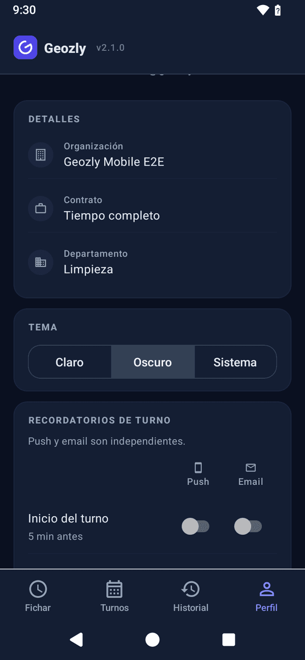 App móvil de Geozly (modo oscuro): pantalla del empleado con su turno y botón de fichaje