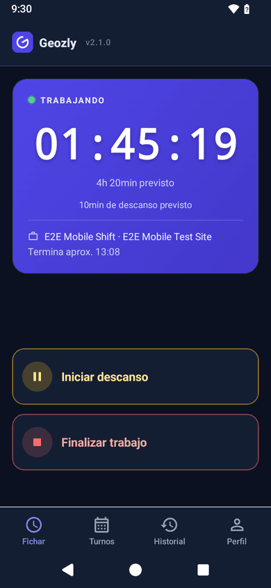 App móvil de Geozly (modo oscuro) con la pantalla de fichaje del empleado